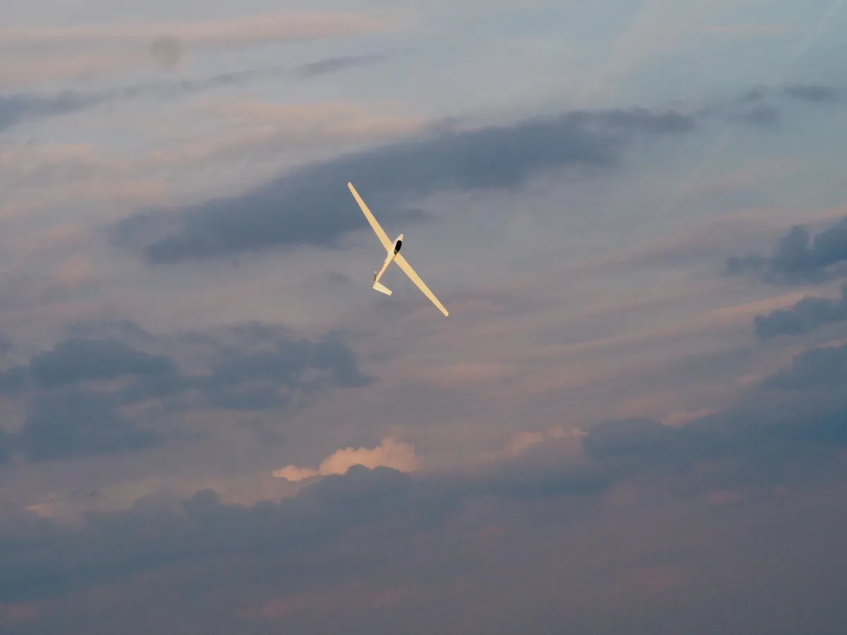 Kunstflug - Segelflugzeug im Abendlicht